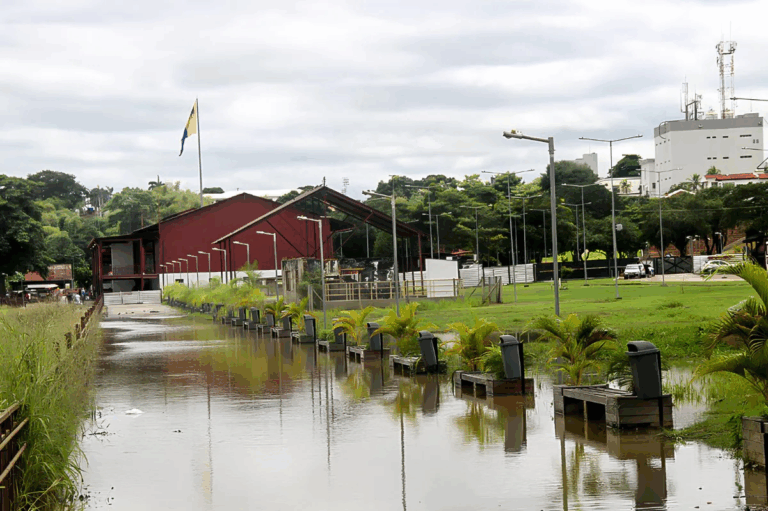 Águas avançam pela região central de Porto Velho e chegam até o complexo da Madeira Mamoré Águas avançam pela região central de Porto Velho e chegam até o complexo da Madeira Mamoré