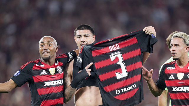 Iago comemora gol em Flamengo x Barcelona